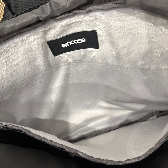 INCASE LAPTOP COMPUTER CROSSBODY BAG CASE WITH CARRYING STRAP - Picture 4 of 5